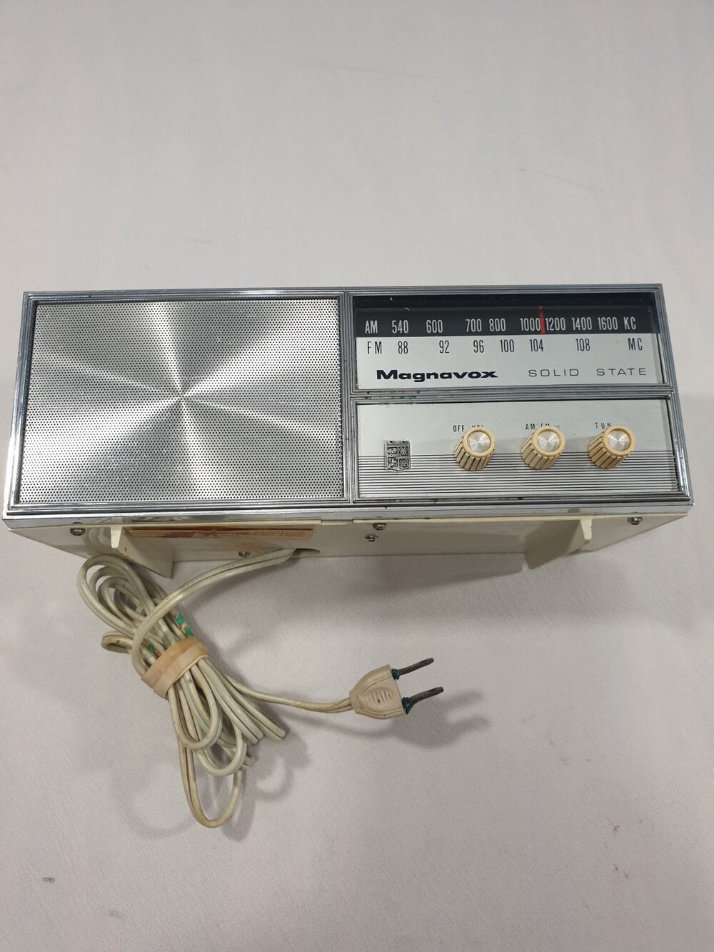 Vintage Magnavox FM 15 AM FM Solid State Table Radio Ivory Cream TESTED WORKING